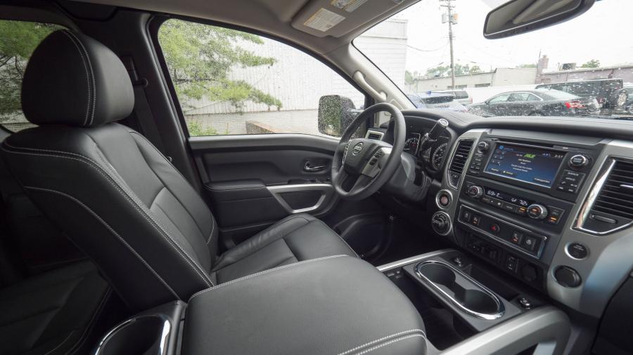 Интерьер Nissan Titan XD PRO-4X 2017 года  (NA) (фото 23 из 23)